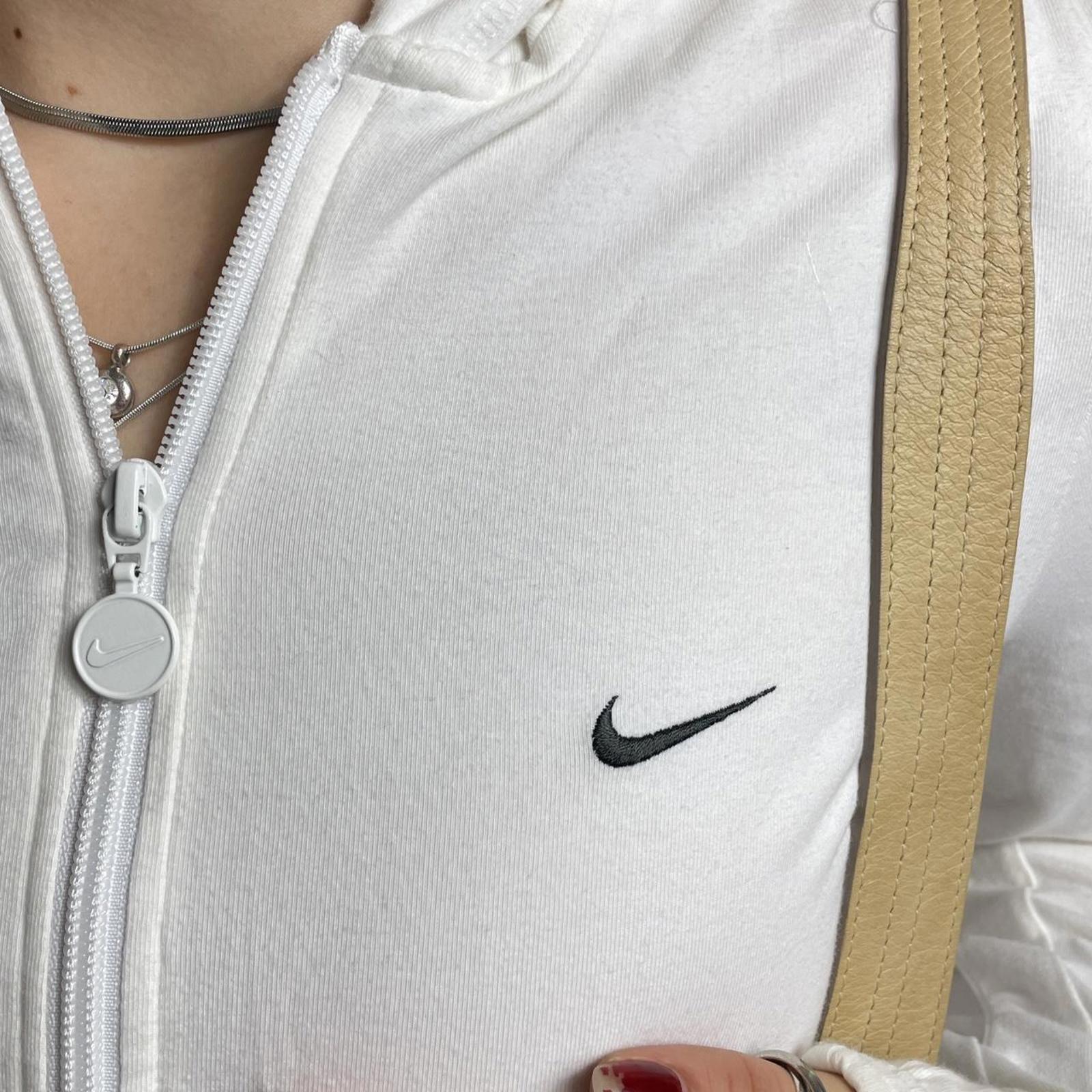 Y2K White zip up Nike jumper nike tick on logo on the side with a hood.