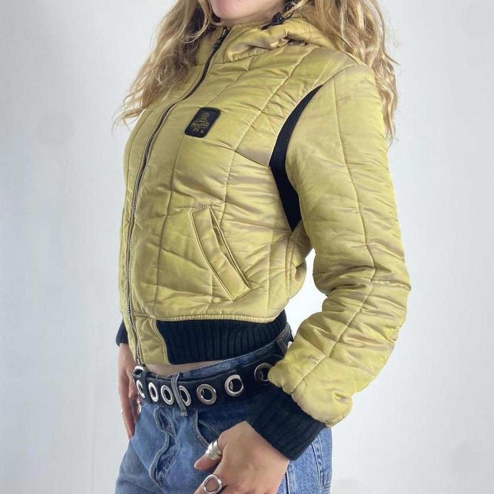 Vintage irradecant mustard cropped puffer jacket, hooded with thick black wasit band.