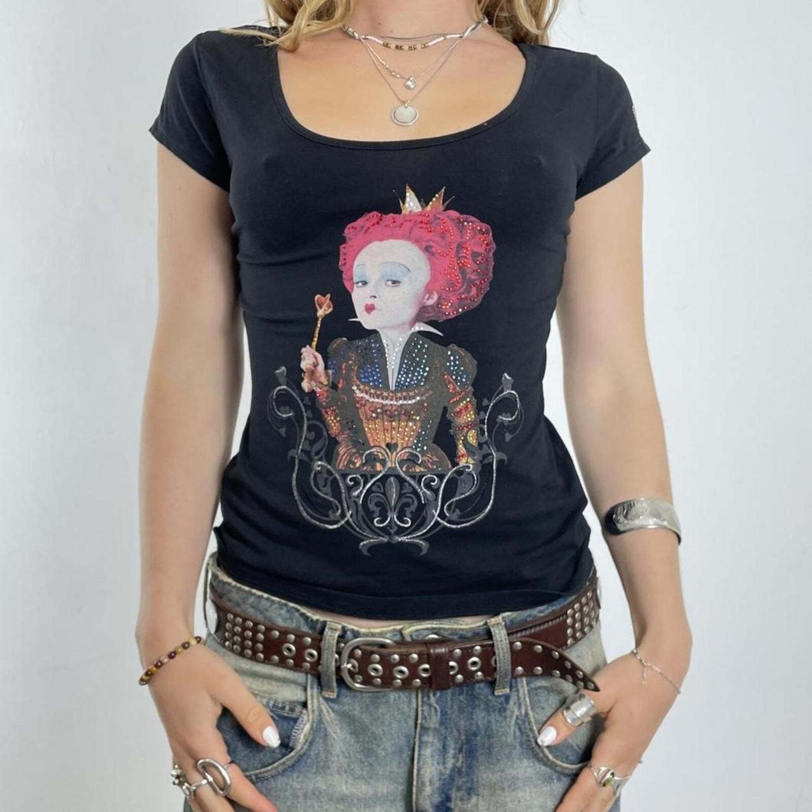 Queen of hearts black graphic fitted tee