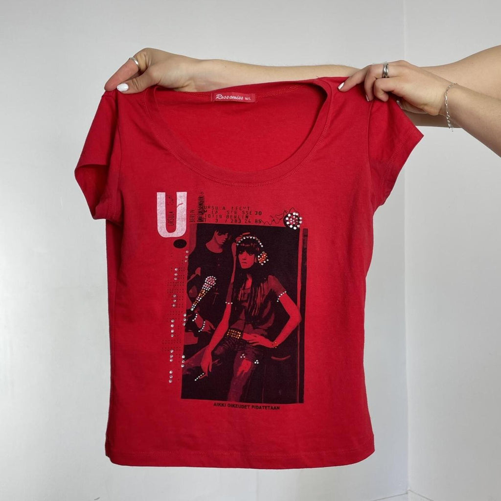 Red v neck graphic cotton fitted tee