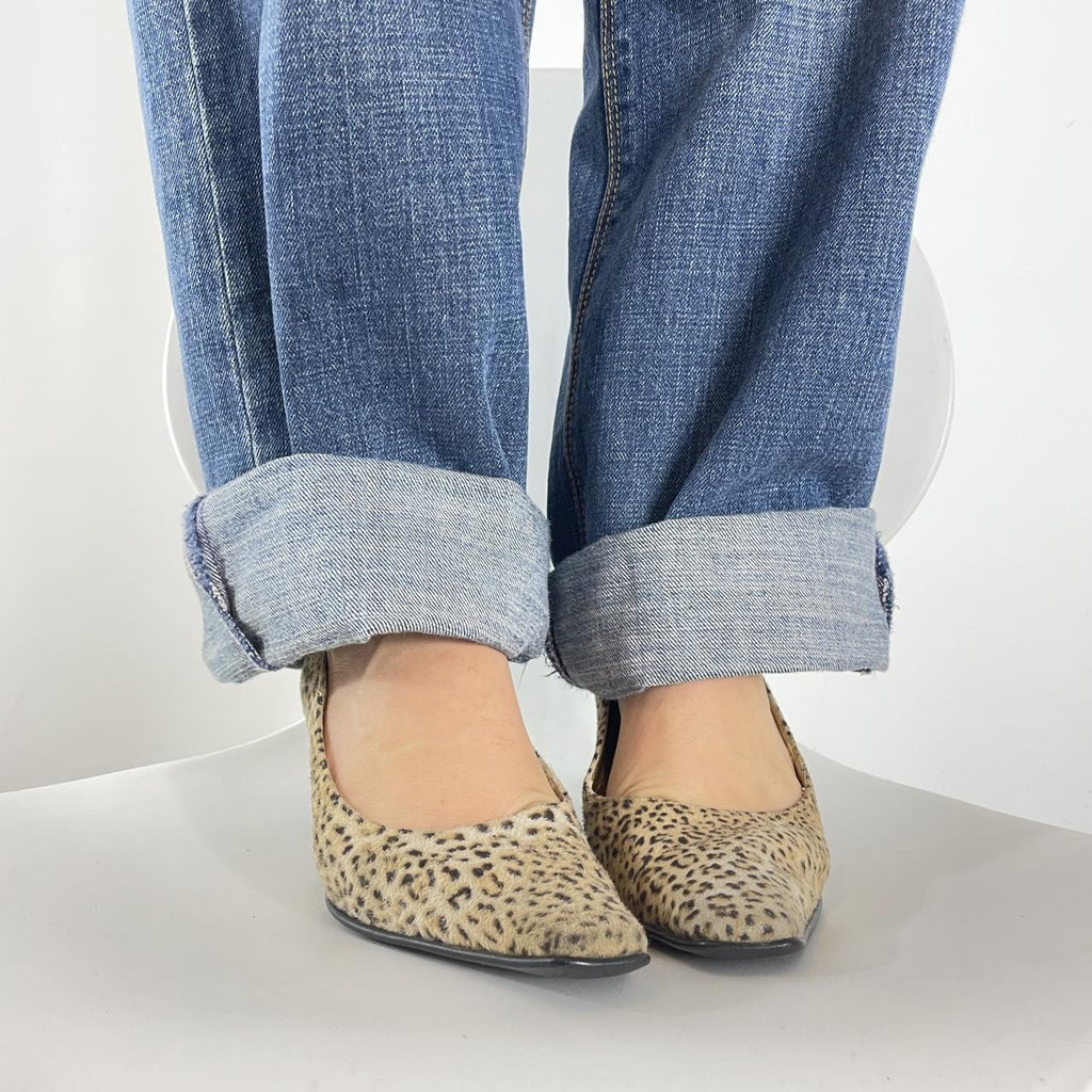 Insane vintage leopard print kitten heels