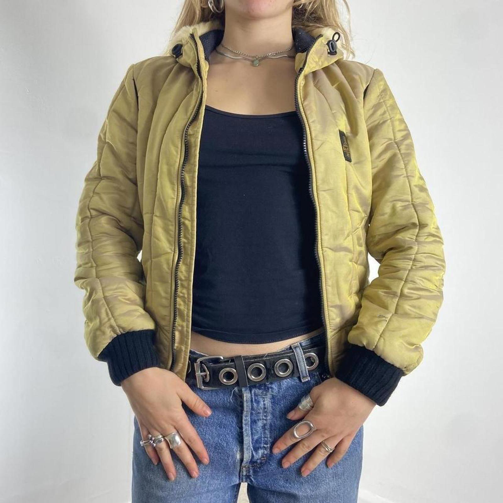 Vintage irradecant mustard cropped puffer jacket, hooded with thick black wasit band.