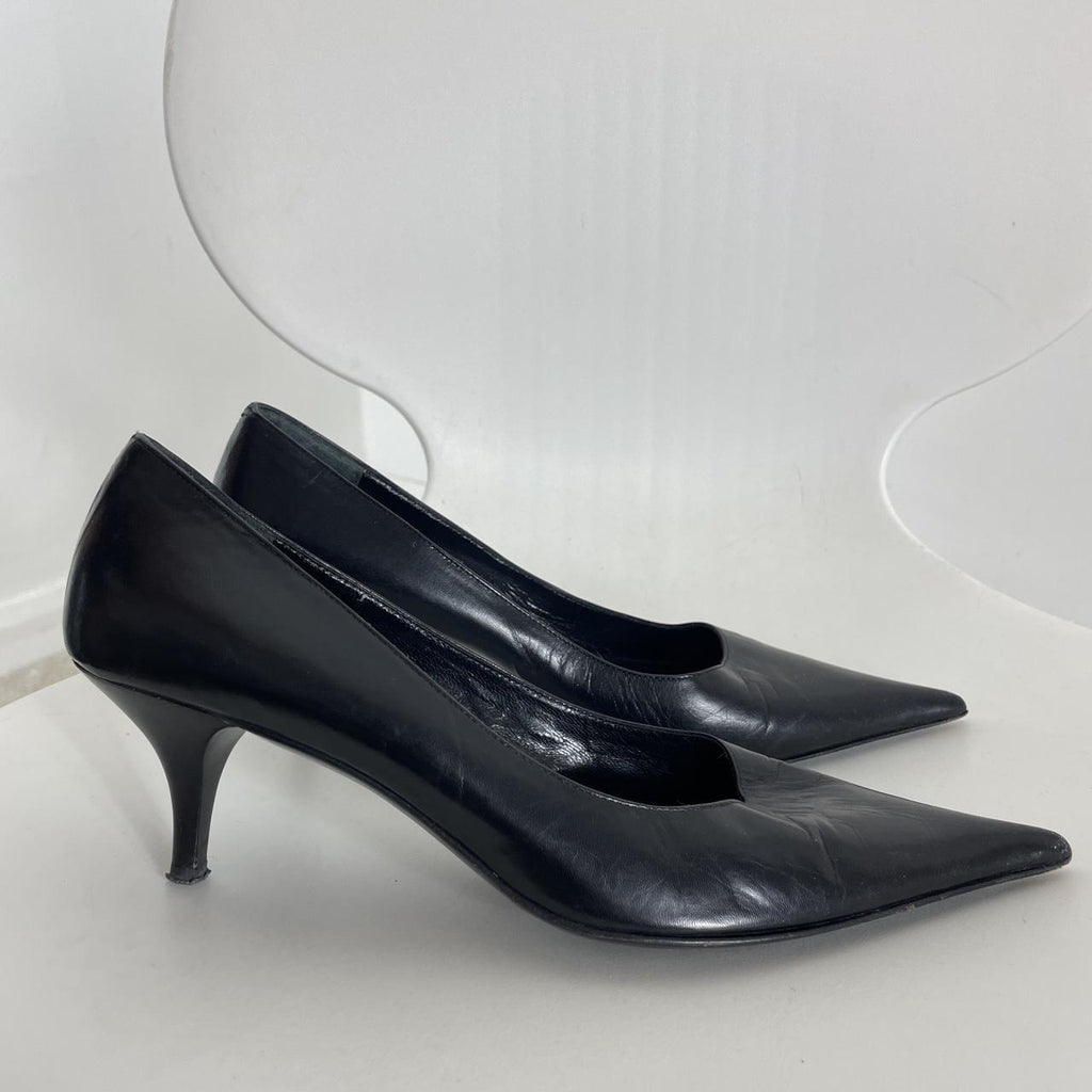 Black pointed kitten heels